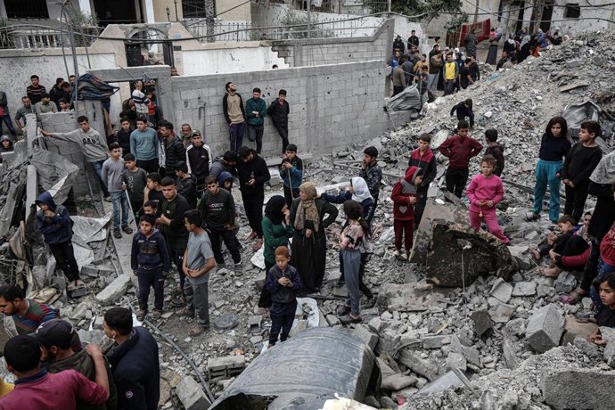 Un grupo de civiles entre los escombros de un edificio destruido en Jabalia, en la Franja de Gaza