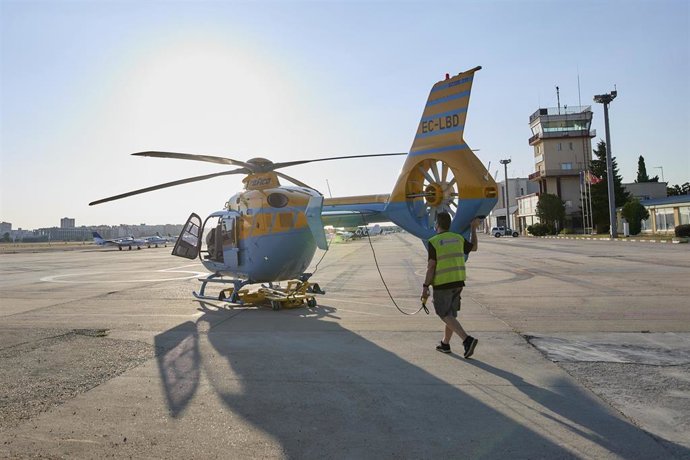 Archivo - Un operario chequea uno de los helicópteros Pegasus de la DGT.
