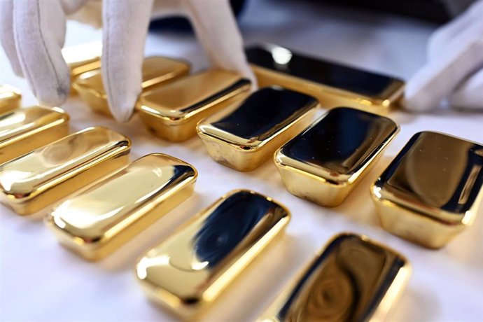 Archivo - FILED - 20 March 2023, Baden-Württemberg, Pforzheim: Gold bars on display at Agosi AG in Pforzheim. After sharp increases over the past few sessions, gold prices reached a new record high on Friday. Photo: Uli Deck/dpa