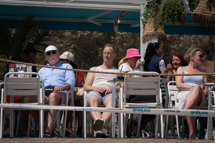Archivo - Arxiu - Diverses persones aprofiten el bon temps prenent alguna cosa en la terrassa d'un bar 