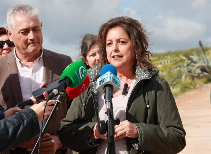 La consejera de Sostenibilidad y Medio Ambiente, Catalina García atiende a los medios en la inauguración de la vía pecuaria. A 15 de abril de 2025 en Ferrán Núñez, Córdoba (Andalucía, España).