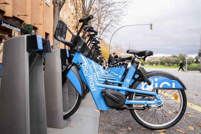 Archivo - Bicicletas de BiciMAD en Madrid (España). 