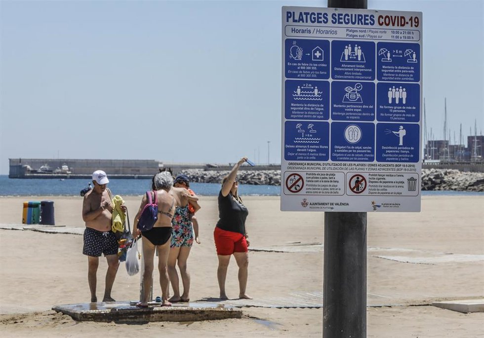 Archivo - Cartelería informativa en la playa de la Malvarrosa, en Valencia, Comunitat Valenciana (España), a 29 de mayo de 2020.