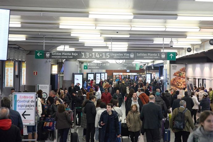 Archivo - Un grupo de personas con maletas en una de las instalaciones de Atocha con motivo de la segunda fase de la operación Salida por Semana Santa en la Estación de Atocha