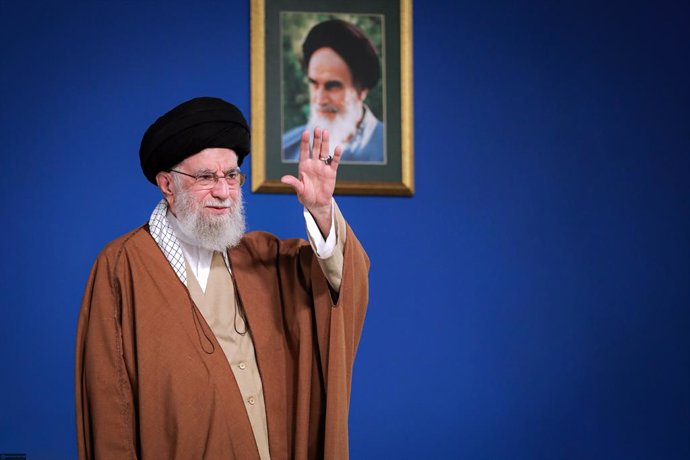 21 de março de 2025, Teerã, Irã: O líder supremo do Irã, aiatolá ALI KHAMENEI, acena para a multidão e autoridades durante seu discurso anual de Nowruz (Ano Novo Persa) em Teerã. Em 21 de março, o líder supremo do Irã declarou que as ameaças dos EUA contr