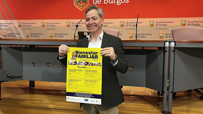 El concejal de Familia, César Barriada, con el cartel de la programación.