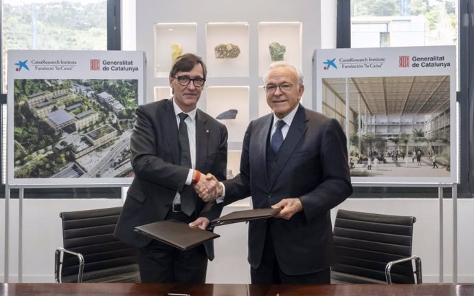El presidente de la Generalitat Salvador Illa y el de la Fundación La Caixa Isidre Fainé firman un acuerdo de colaboración en investigación