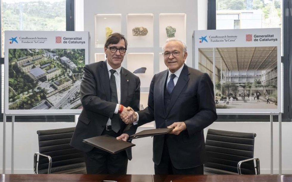 El presidente de la Generalitat Salvador Illa y el de la Fundación La Caixa Isidre Fainé firman un acuerdo de colaboración en investigación