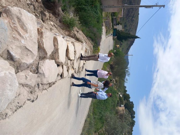 El delegado territorial de Agricultura, Antonio Mena, visita obras de caminos rurales en Macael (Almería).
