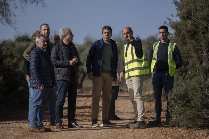 Archivo - (I-D) El conseller de Agricultura, Agua, Ganadería y Pesca, Miguel Barrachina, el alcalde de Utiel, Ricardo Gabaldón, y el presidente de la Generalitat, Carlos Mazón, en imagen de archivo