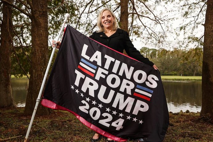 Archivo - Una votante de Tampa, Florida, posa con una pancarta de apoyo a Donald Trump