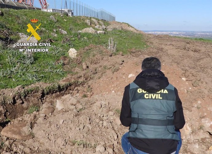 Un agente de la Guardia Civil, durante la operación.