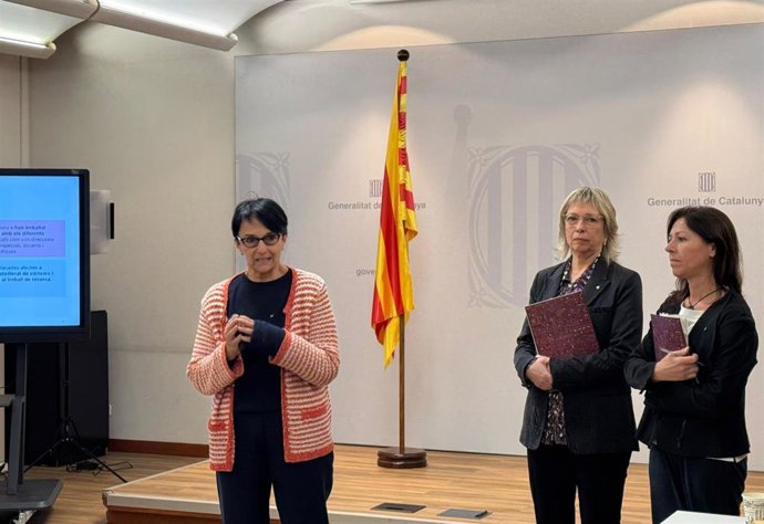La secretaria de Mejora Educativa, Pepín Beltran; la secretaria general de Educació, Teresa Sambola; y la directora general de Innovación, Digitalización y Currículo, Mercè Andreu, en el encuentro con periodistas de este miércoles.