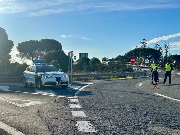 Archivo - Coche de la Guardia Civil de tráfico en un control en las carreteras 