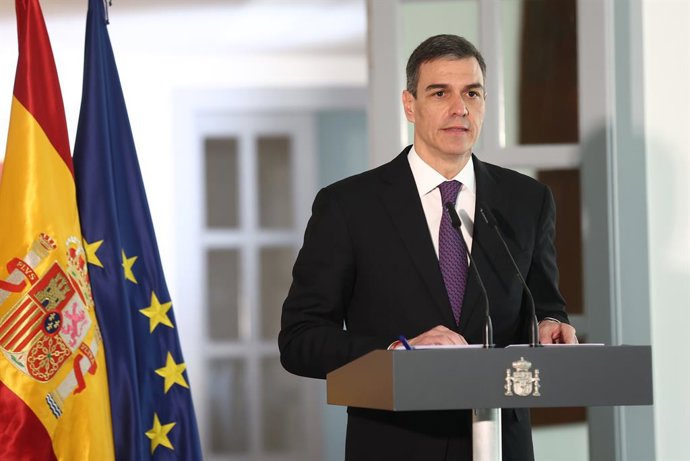 O presidente do governo, Pedro Sánchez, dá uma coletiva de imprensa em Pequim após se reunir com o presidente da China, Xi Jinping.