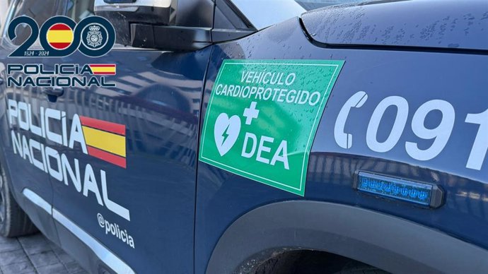 Agentes de la Policía Nacional practican la reanimación cardiopulmonar a un conductor que sufría un infarto