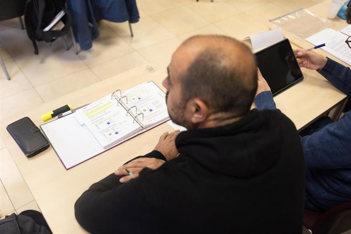 Archivo - Alumnos en el centro de formación profesional.