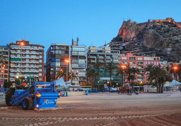 Trabajos de limpieza en una playa de Alicante, en una imagen de archivo