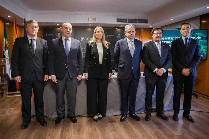 La presidenta de la Junta, María Guardiola, y el resto de autoridades, en la presentación del Plan de Internacionalización de la economía regional.