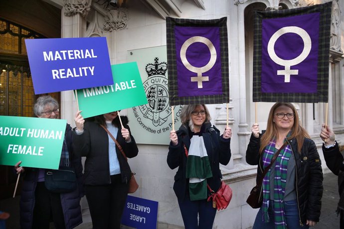 Archivo - 26 de novembro de 2024, Londres, Inglaterra, Reino Unido: Apoiadores seguram cartazes do lado de fora do tribunal de acordo com suas opiniões. Apoiadores dos direitos das mulheres protestam do lado de fora do julgamento "What Is A Woman" (O que 