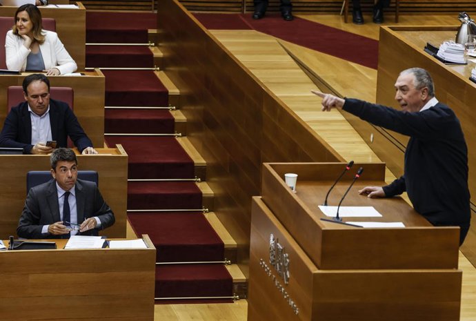 El síndic de Compromís, Joan Baldoví, intervé durant una sessió de control al president Carlos Mazón