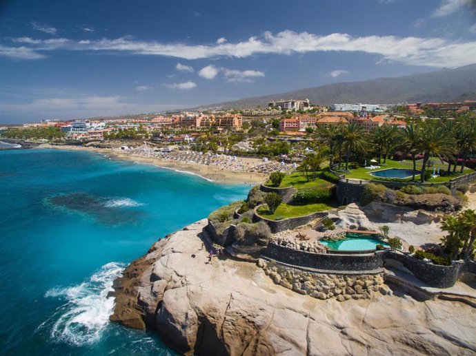 Archivo - Playa de El Duque, en Costa Adeje