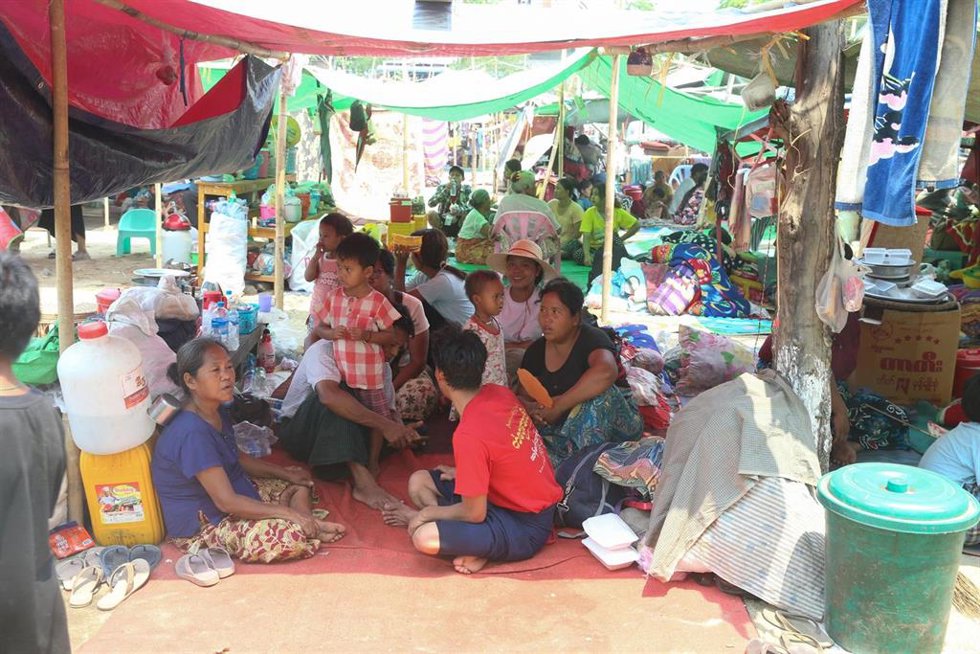 Afectados por el terremoto descansan en un refugio temporal en Mandalay, Birmania.