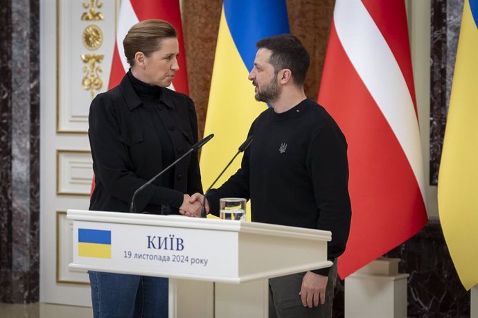 Archivo - Arquivo - 19 de novembro de 2024, Kiev, Oblast de Kiev, Ucrânia: O presidente ucraniano Volodymyr Zelenskyy, à direita, e o primeiro-ministro dinamarquês Mette Frederiksen, à esquerda, apertam as mãos após uma coletiva de imprensa conjunta no Pa
