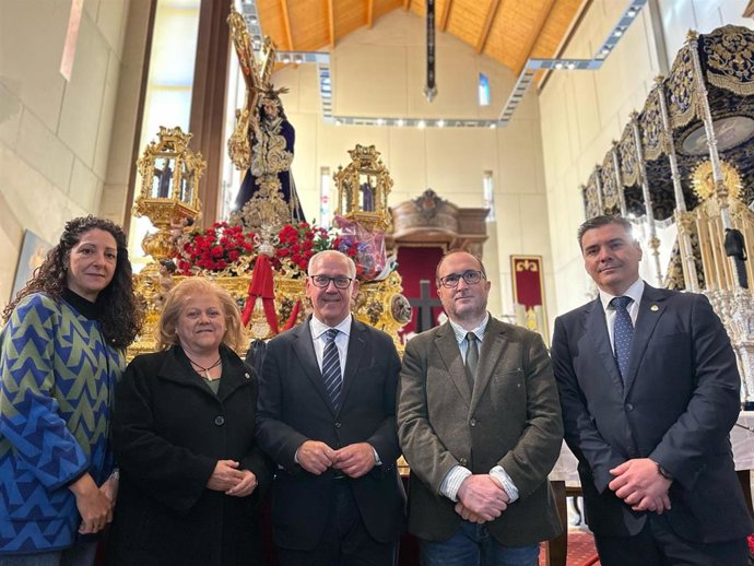 Jesús Estrella (c), en la visita al Camarín de Jesús.