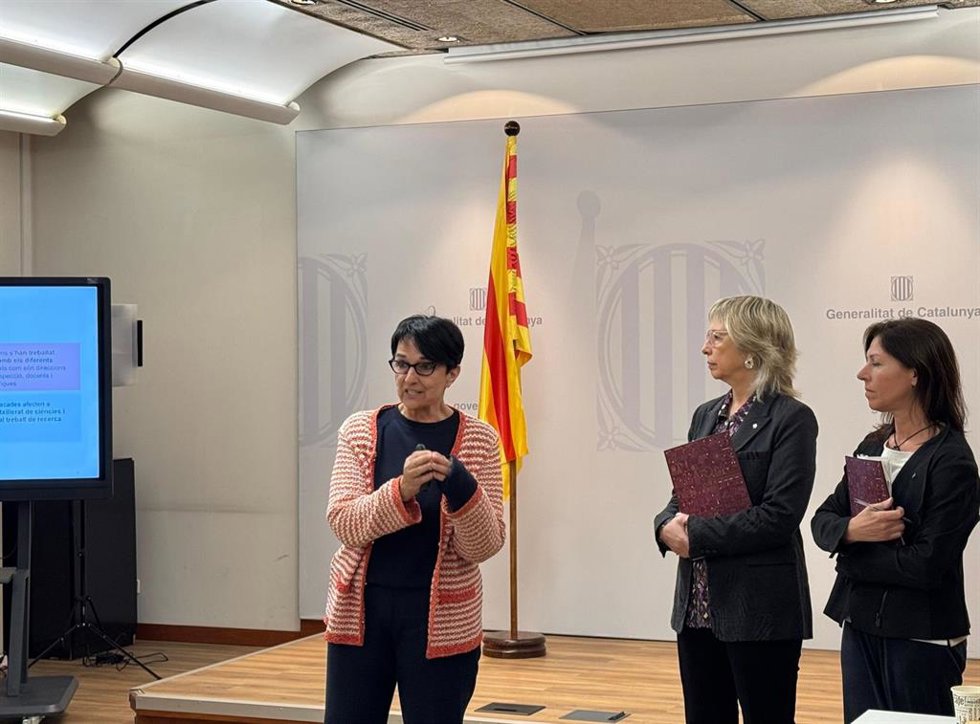 La secretaria de Mejora Educativa de la Generalitat, Pepín Beltran; junto a la secretaria general del departamento, Teresa Sambola; y la directora general de Innovación, Digitalización y Currículo, Merc Andreu, este miércoles