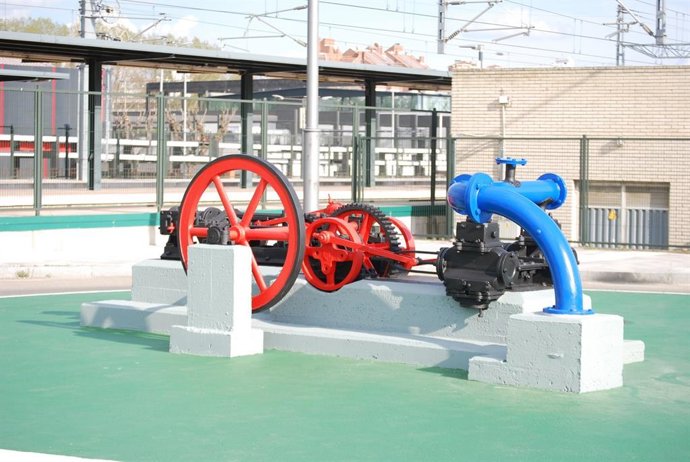 Adif restaura y reubica una bomba de vapor de agua de 1865 en la ampliación de la estación de León .