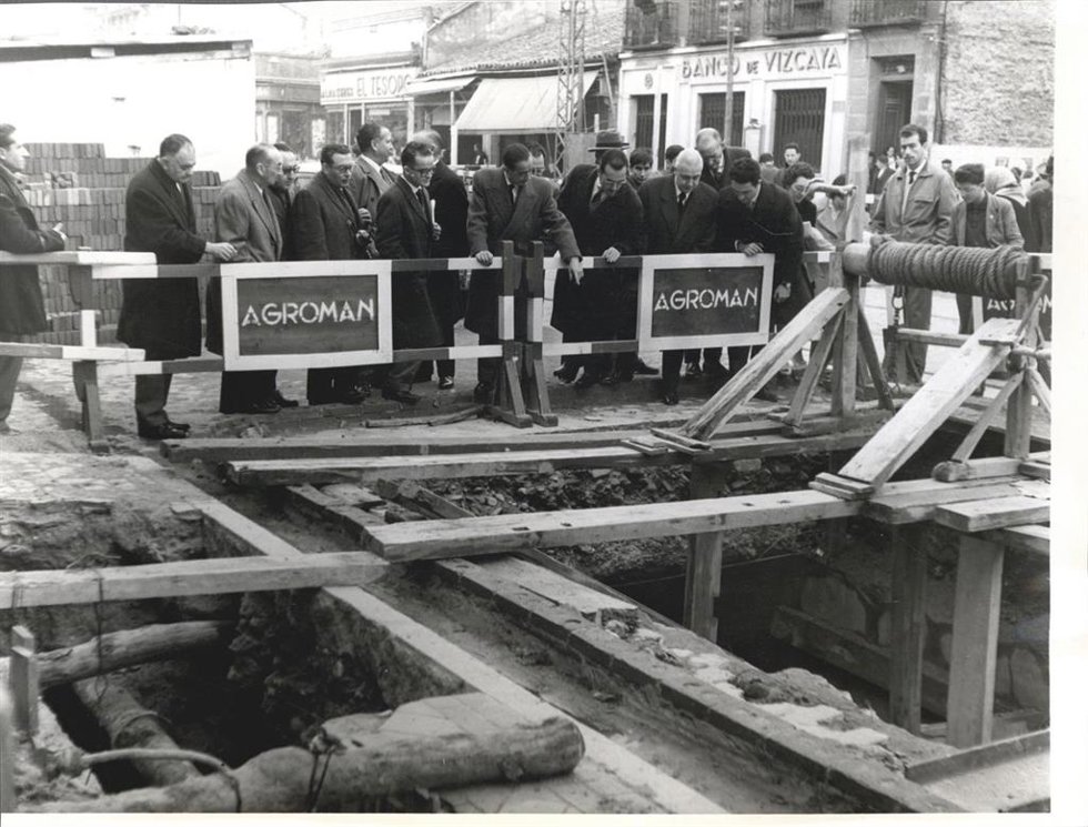 La Comunidad de Madrid recopila en un libro la historia y evolución de las 42 primeras estaciones de Metro