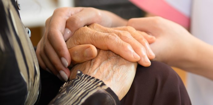 Archivo - Foto de recurso de un mayor dependiente