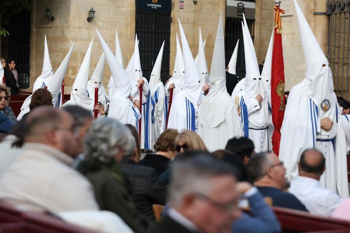 Hermandades de Jerez realizan su estación de penitencia por la carrera oficial. A 14 de abril de 2025, en Jerez de la Frontera, Cádiz (Andalucía, España).