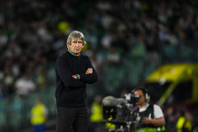 Manuel Pellegrini, entrenador del Betis, durante el partido ante el Jagiellonia de los cuartos de final de la Conference League 24-25