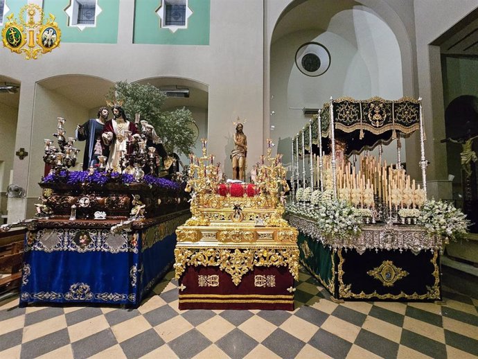 La imagen de Jesús del Perdón (c), junto a las del Cristo del Amor y María Santísima de la Esperanza, preparadas para realizar su estación de penitencia este Miércoles Santo.