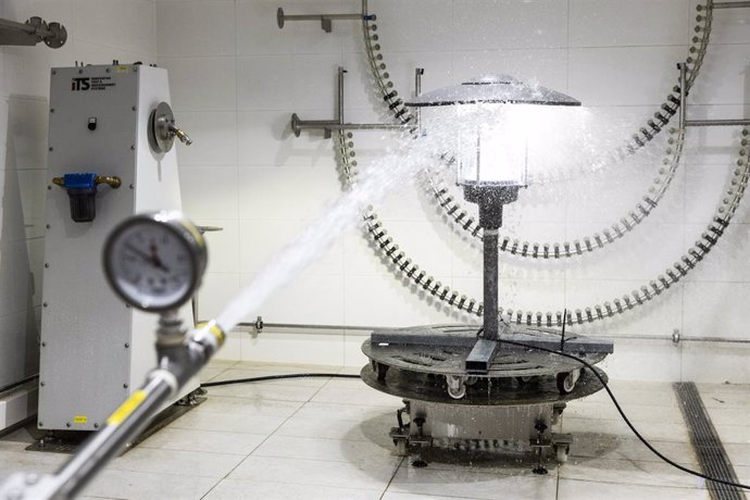 Teste para testar a segurança de produtos comercializados na UE, realizado no laboratório da SGS.