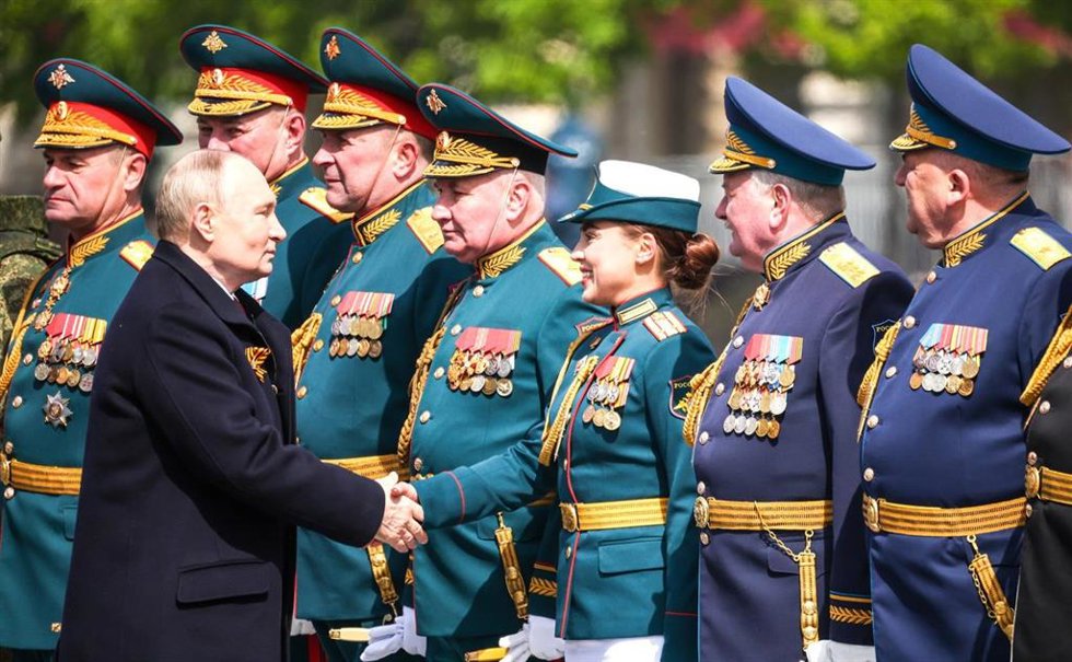 Archivo - El presidente ruso, Vladimir Putin, durante el desfile del 9 de mayo en 2024.