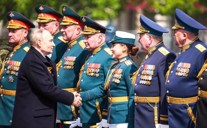 Archivo - HANDOUT - 09 de maio de 2024, Rússia, Moscou: O presidente da Rússia, Vladimir Putin, cumprimenta os soldados durante o desfile militar do Dia da Vitória na Praça Vermelha, em Moscou. A Rússia comemora o 79º aniversário da vitória sobre a Aleman