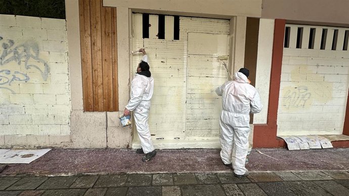 El Servicio de Limpieza del Ayuntamiento de León ha eliminado ya pintadas en 1.500 metros cuadrados de pared desde marzo.