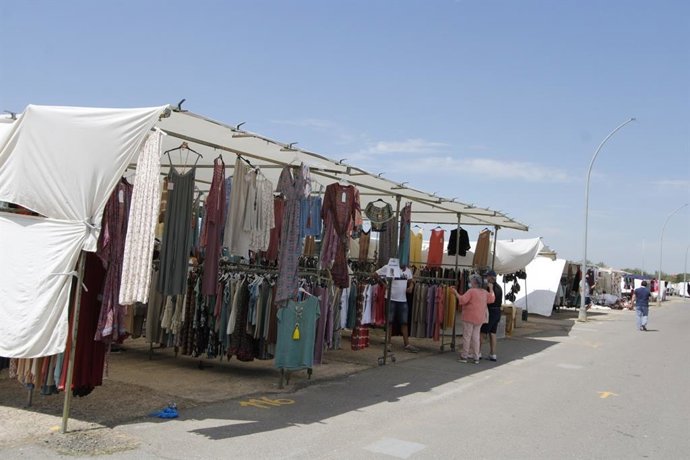 Archivo - Puestos del mercadillo 