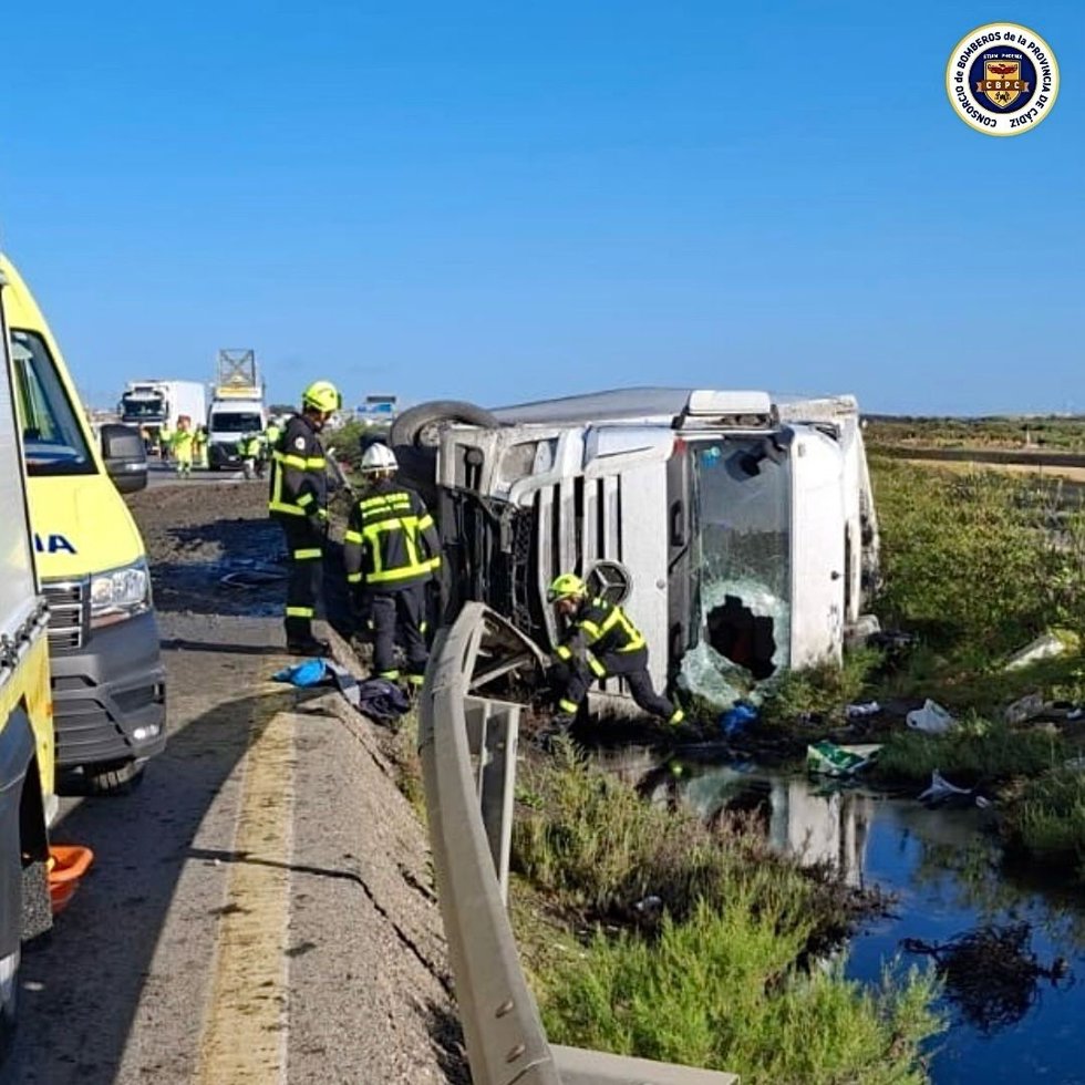 Camión volcado en la A-48 en Cádiz