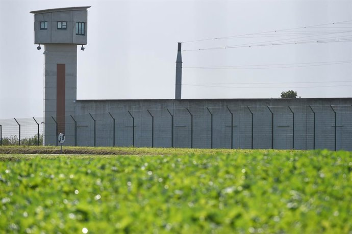 Archivo - 05 October 2021, France, Conde-Sur-Sarthe: A general view of the penitentiary center of Alencon, in Conde-sur-Sarthe, northwestern France, where a detainee had taken a prison guard hostage. Photo: Jean-Francois Monier/AFP/dpa