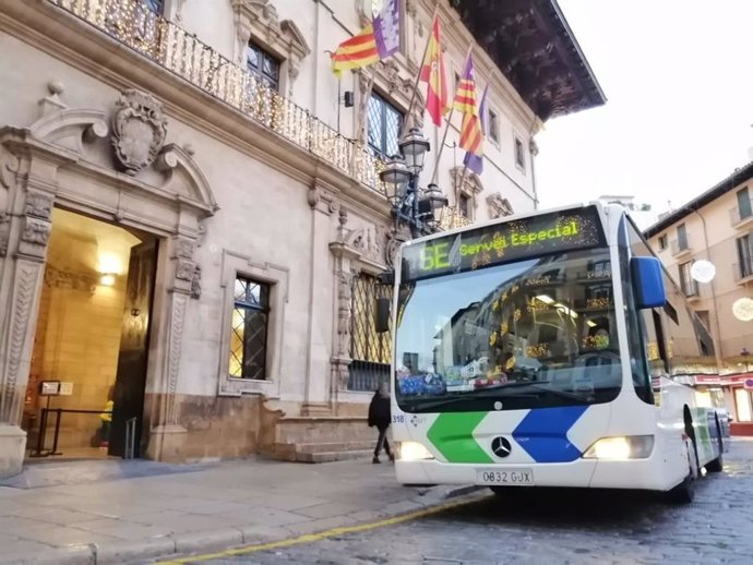 Archivo - Autobús de la EMT en Cort, frente al edificio del consistorio municipal