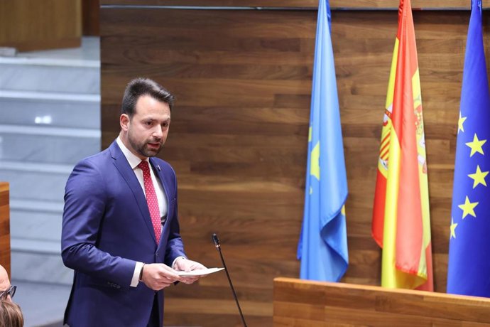 El portavoz del PP de Asturias en la JUnta General, Álvaro Queipo, durante una intervención en el Pleno.