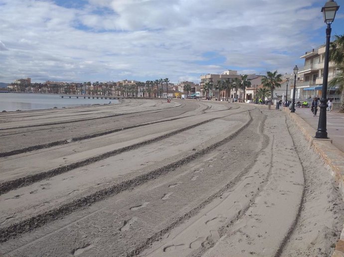 Archivo - Acondicionamiento de playas en Los Alcázares