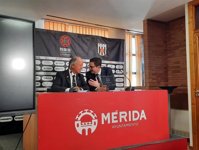 El nuevo presidente del Mérida, Cliff Crown, y el director general del club, Alejandro Pérez, en la presentación del nuevo propietario de la entidad