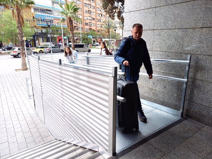 La Generalitat habilita dos nuevos accesos a la estación de Adif en la zona de obras de la futura intermodal