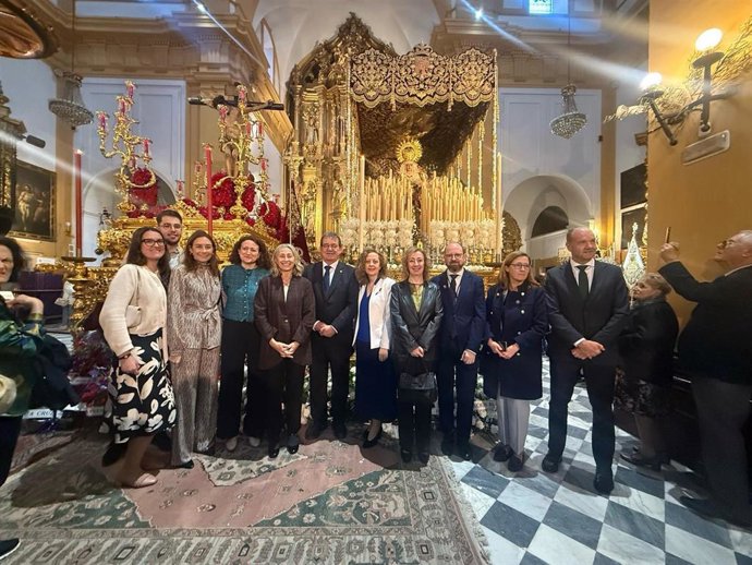 Foto de familia ante los sagrados titulares de la hermandad de San Bernardo.