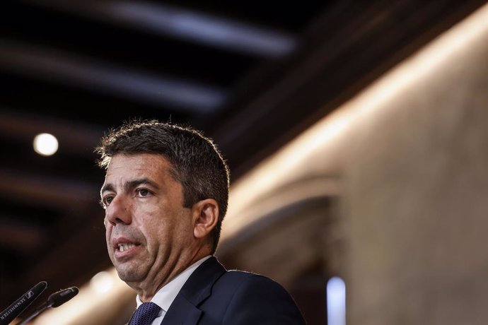 O Presidente da Generalitat Valenciana, Carlos Mazón, fala após uma reunião com os sindicatos de bombeiros florestais da Comunitat Valenciana, no Palau de la Generalitat, em 9 de abril de 2025, em Valência, Comunidad Valenciana (